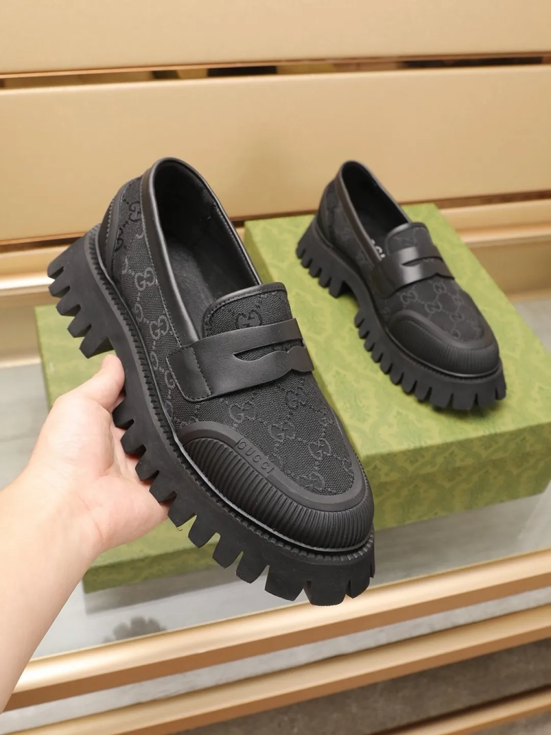 Factory P520💰[GUCCI] 🆕Men's classic loafers, integrating classic shoe styles with retro California style. Slipper style design, easy to put on and take off. The upper is carefully made of original fabric and decorated with a rubber concave sole and the logo on the upper. Wear it with casual clothing or a suit. Size: 38-44 (45.46 customized)